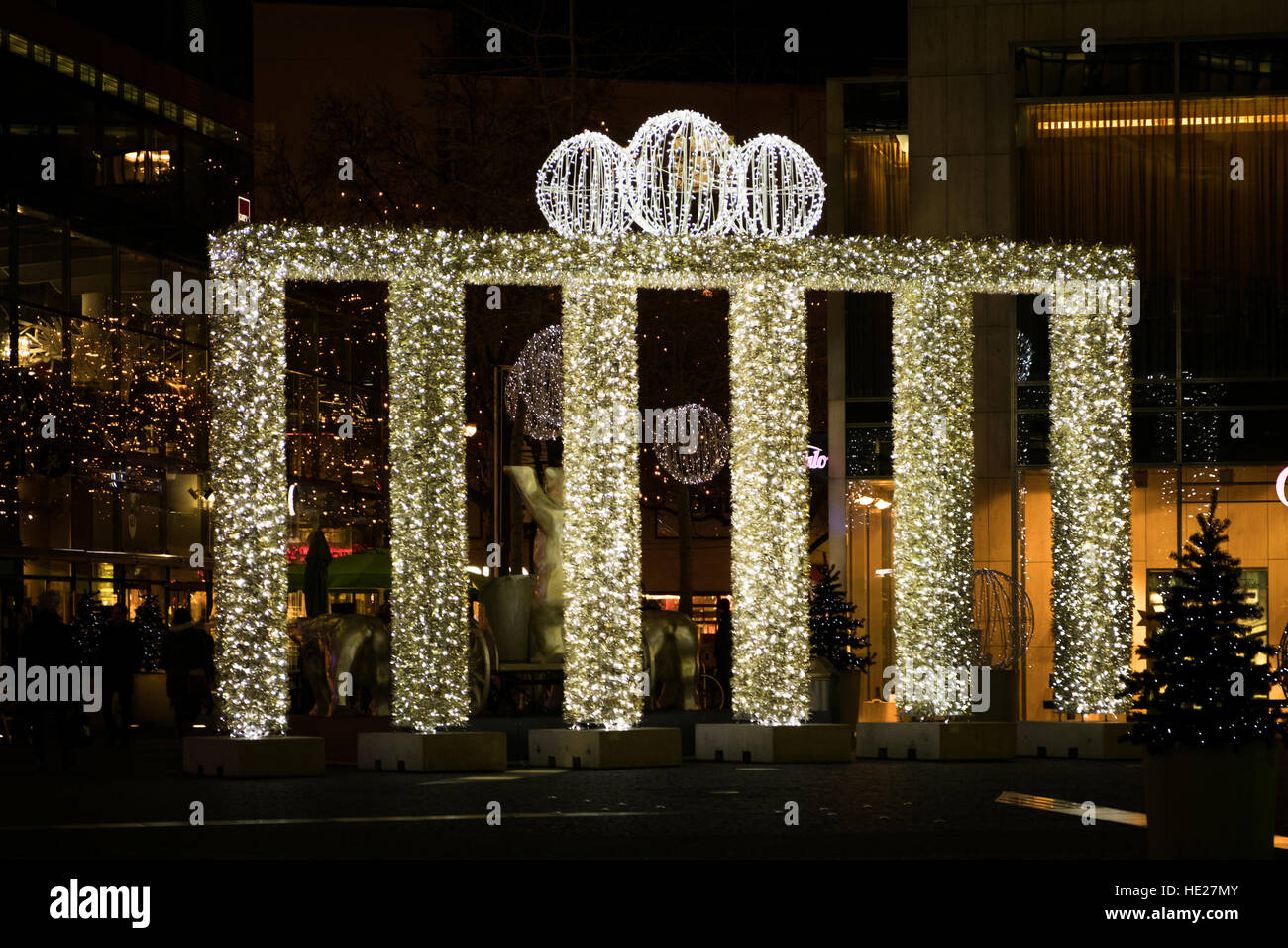 Decoración de Navidad de Berlín, la puerta de Brandenburgo, símbolo Foto de stock
