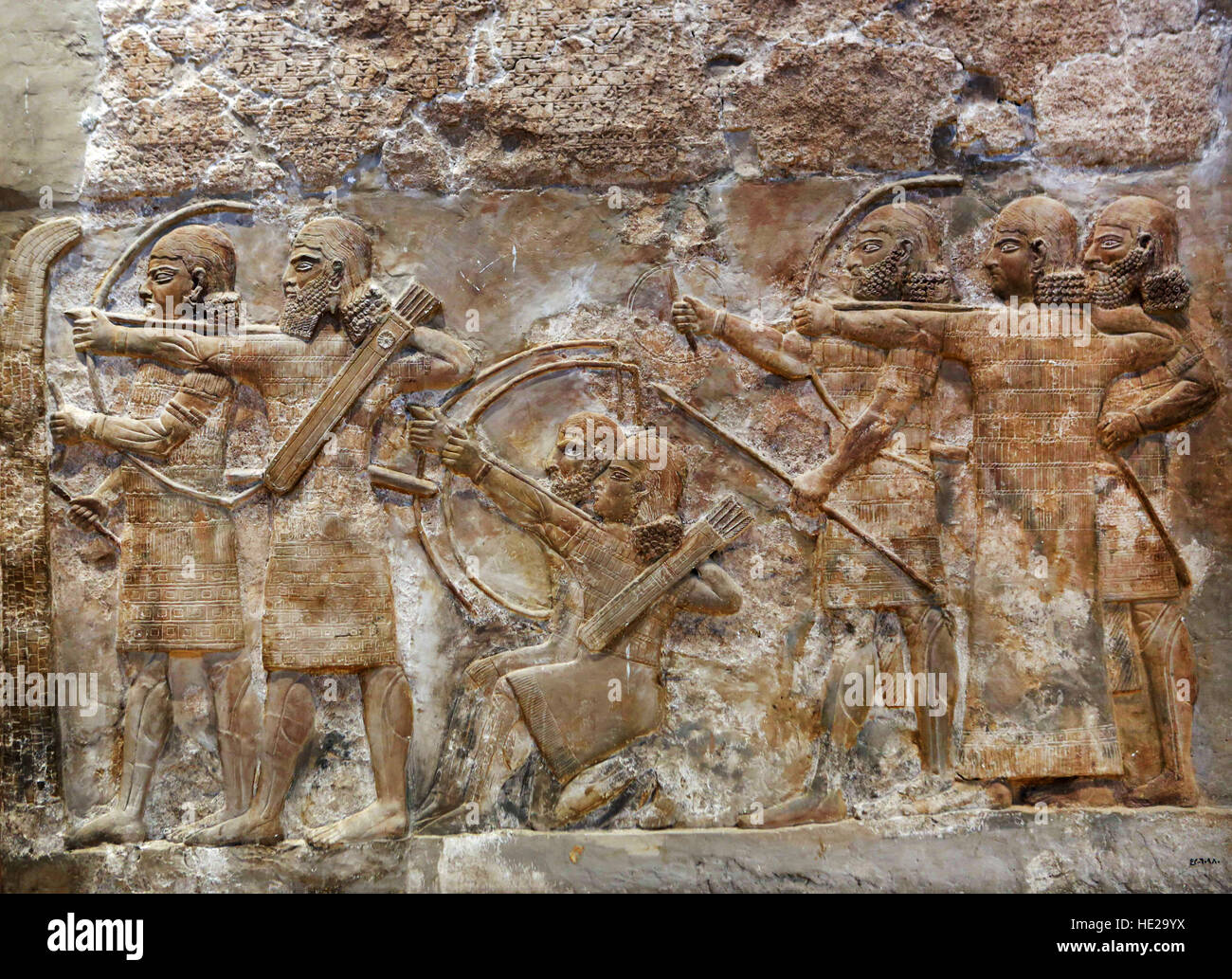 6001. Ejército asirio arqueros conquistar una ciudad fortificada . Alivio de Nimrud, C. 865 B.C. Foto de stock