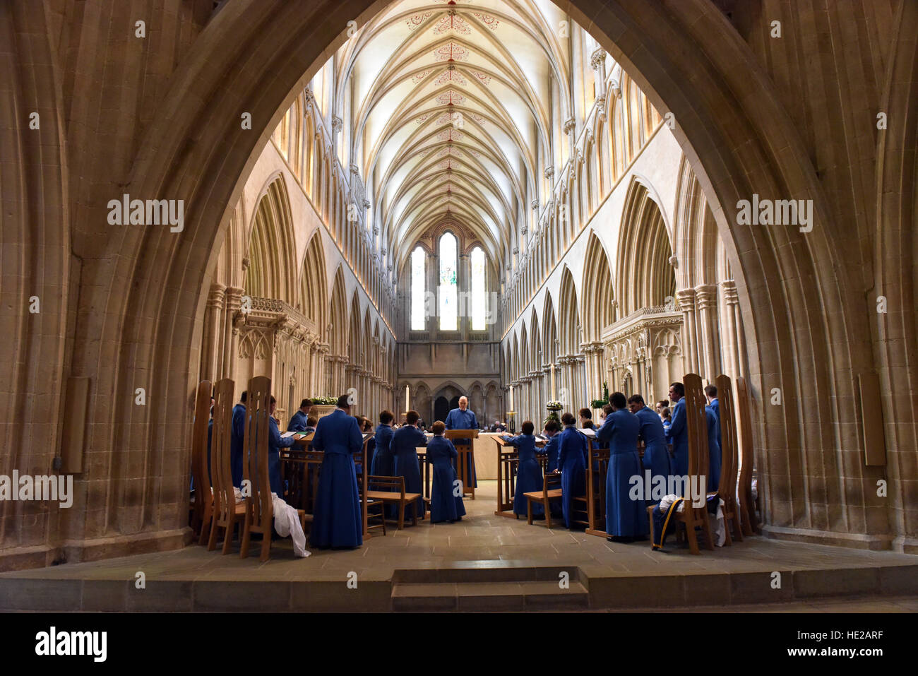 Gran Coro de Wells Cathedral Choir, el día de Pascua y ensayando evensong en la nave de la Catedral de Wells. Foto de stock