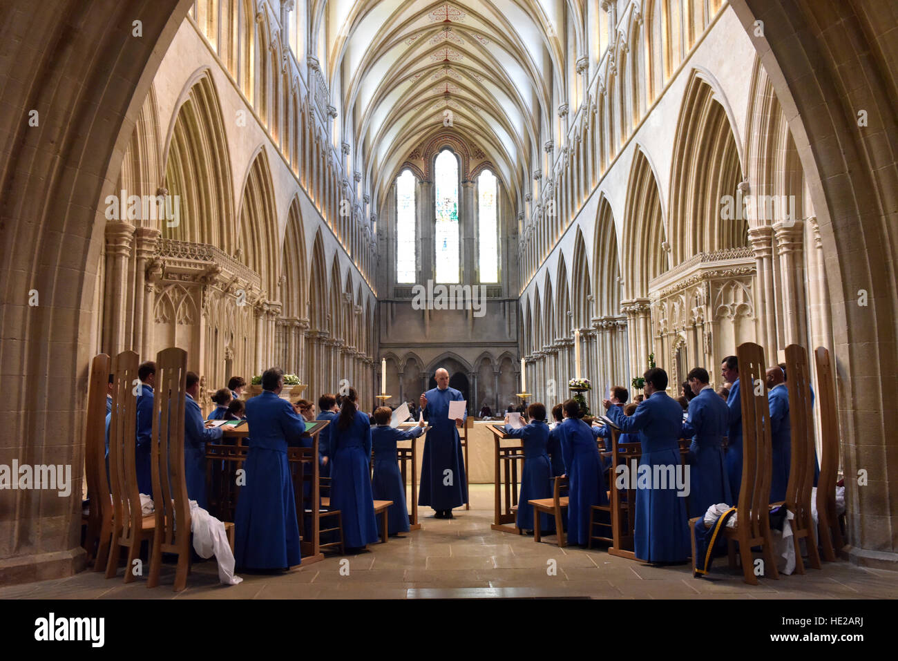 Gran Coro de Wells Cathedral Choir, el día de Pascua y ensayando evensong en la nave de la Catedral de Wells. Foto de stock