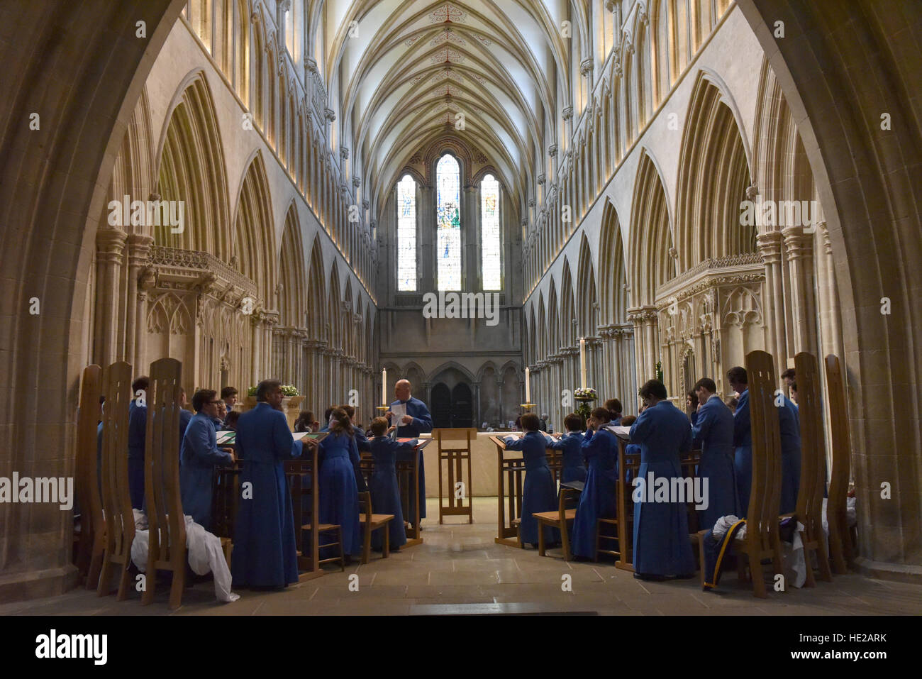 Gran Coro de Wells Cathedral Choir, el día de Pascua y ensayando evensong en la nave de la Catedral de Wells. Foto de stock