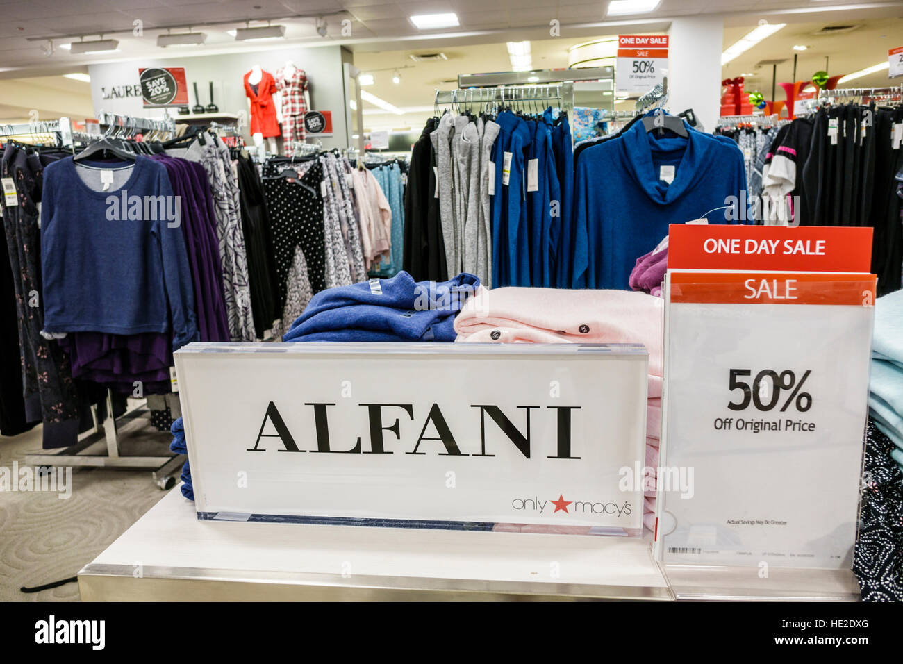 Miami Florida,Aventura Mall,Macy's,grandes almacenes,interior,producto de  venta de la exhibición,ropa de la mujer,Alfani,50% de descuento,los  visitantes viajan Fotografía de stock - Alamy