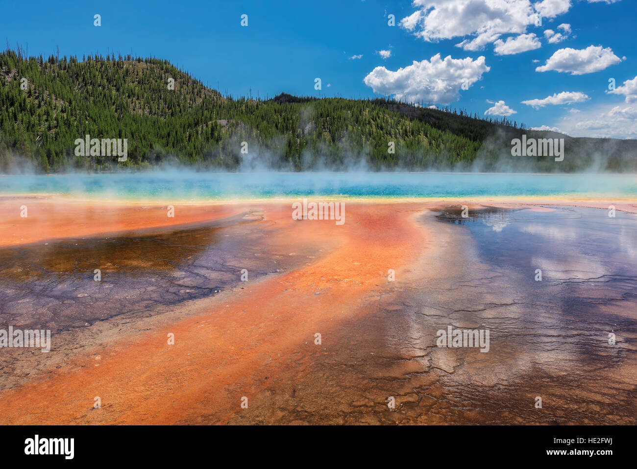 Hermosa piscina termal Grand Prismatic Spring, en el Parque Nacional de Yellowstone. Foto de stock