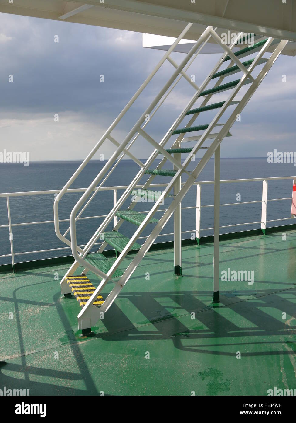 Escaleras de exterior en la cubierta de un barco en el mar Fotografía de  stock - Alamy