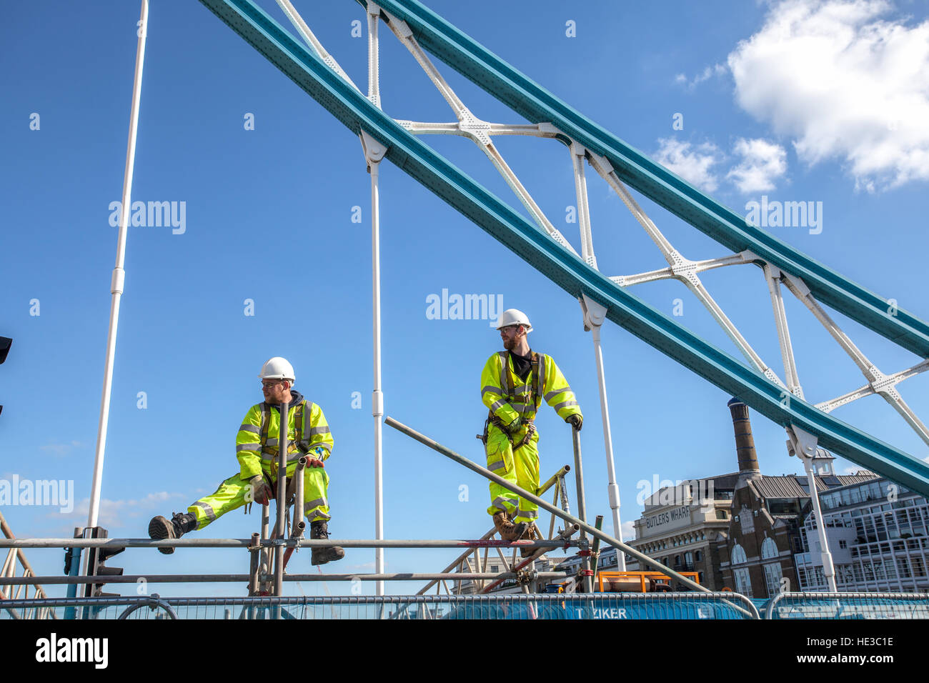 Londres, Reino Unido, los trabajadores colgando de andamios metálicos en el puente de la torre Foto de stock