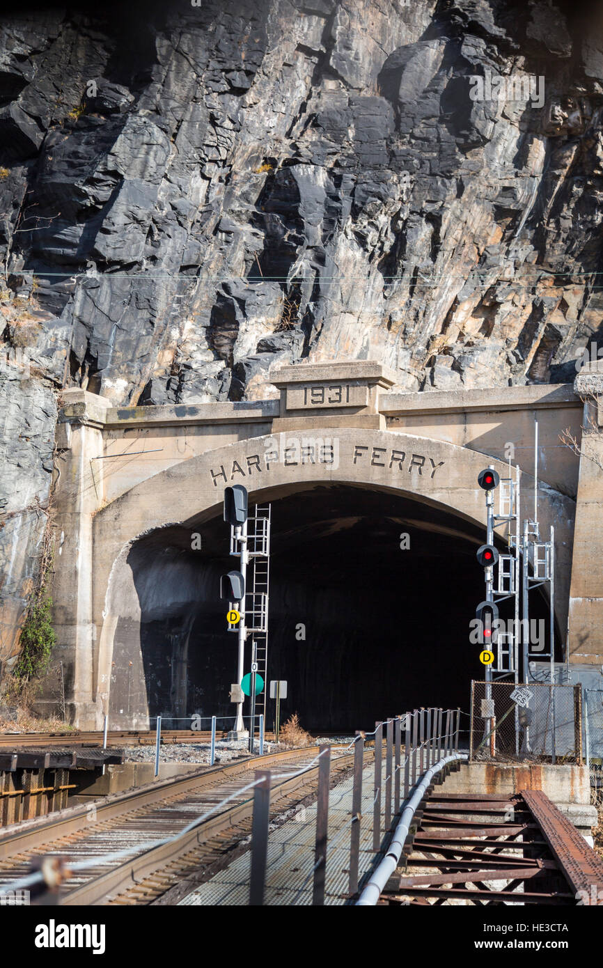 Harpers Ferry, WV El CSX Railroad túnel como se desprende de las Blue Ridge cruzando el río