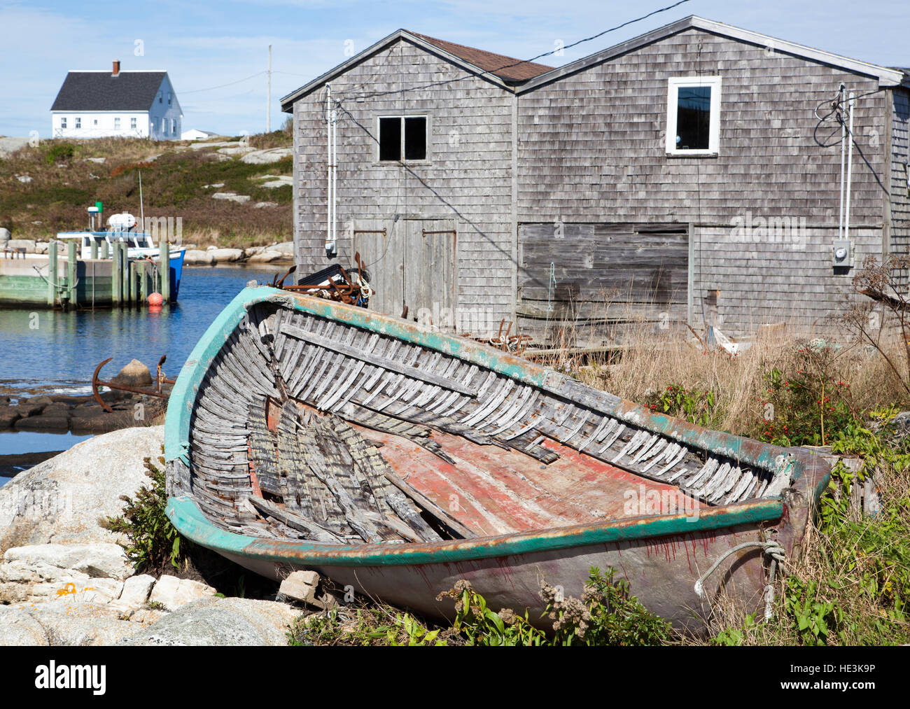 La embarcación de madera abandonada en Peggy's Cove Village (Nova Scotia, Canadá). Foto de stock