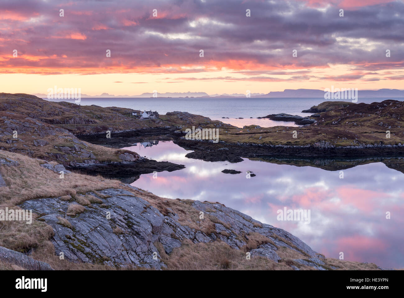 Ver al amanecer sobre el Minch a Skye desde Maniash en la costa sur de la isla de Harris, Outer Hebrides de Escocia, Reino Unido Foto de stock