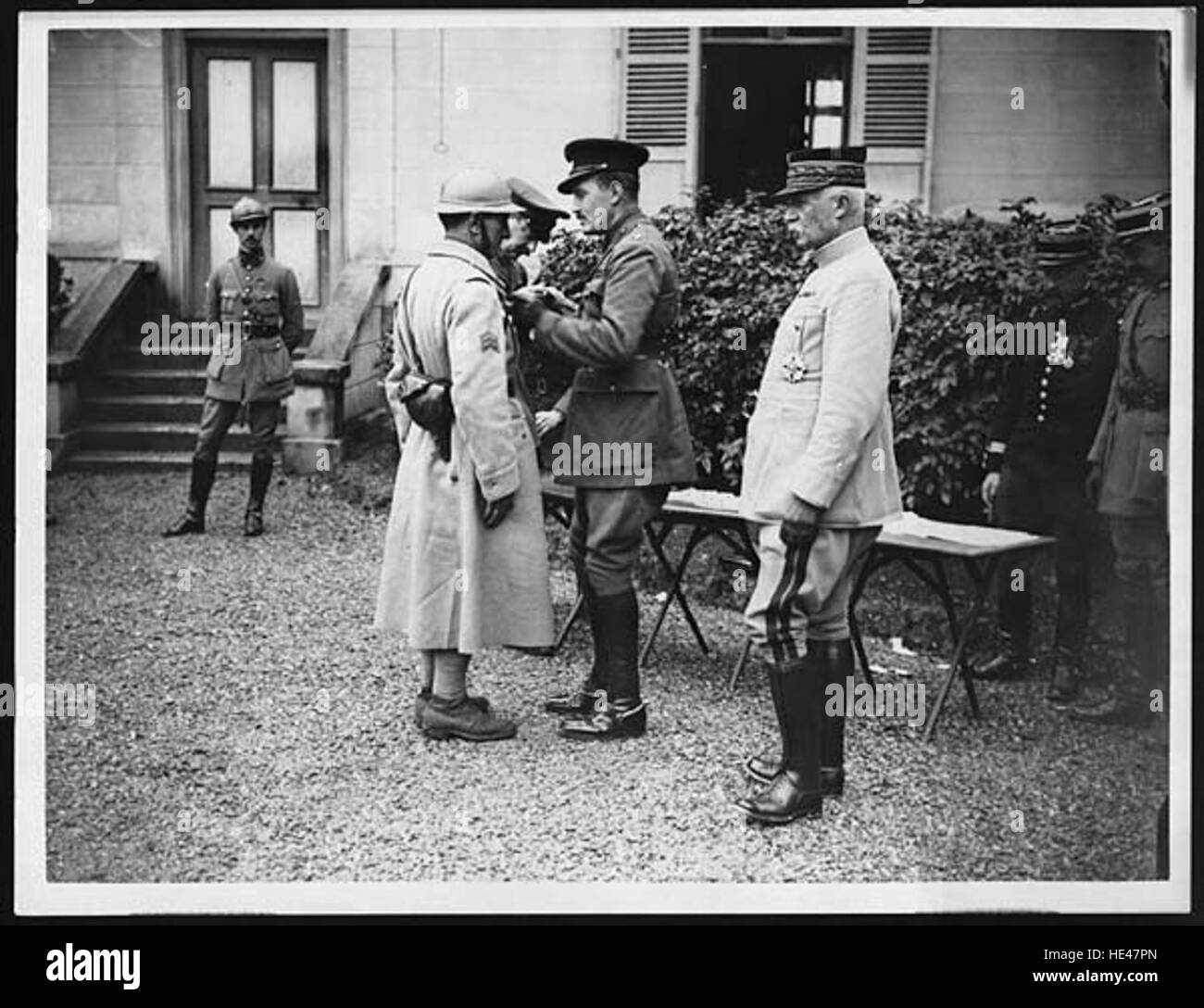 El príncipe Arturo de Connaught decorar un sargento francés Foto de stock