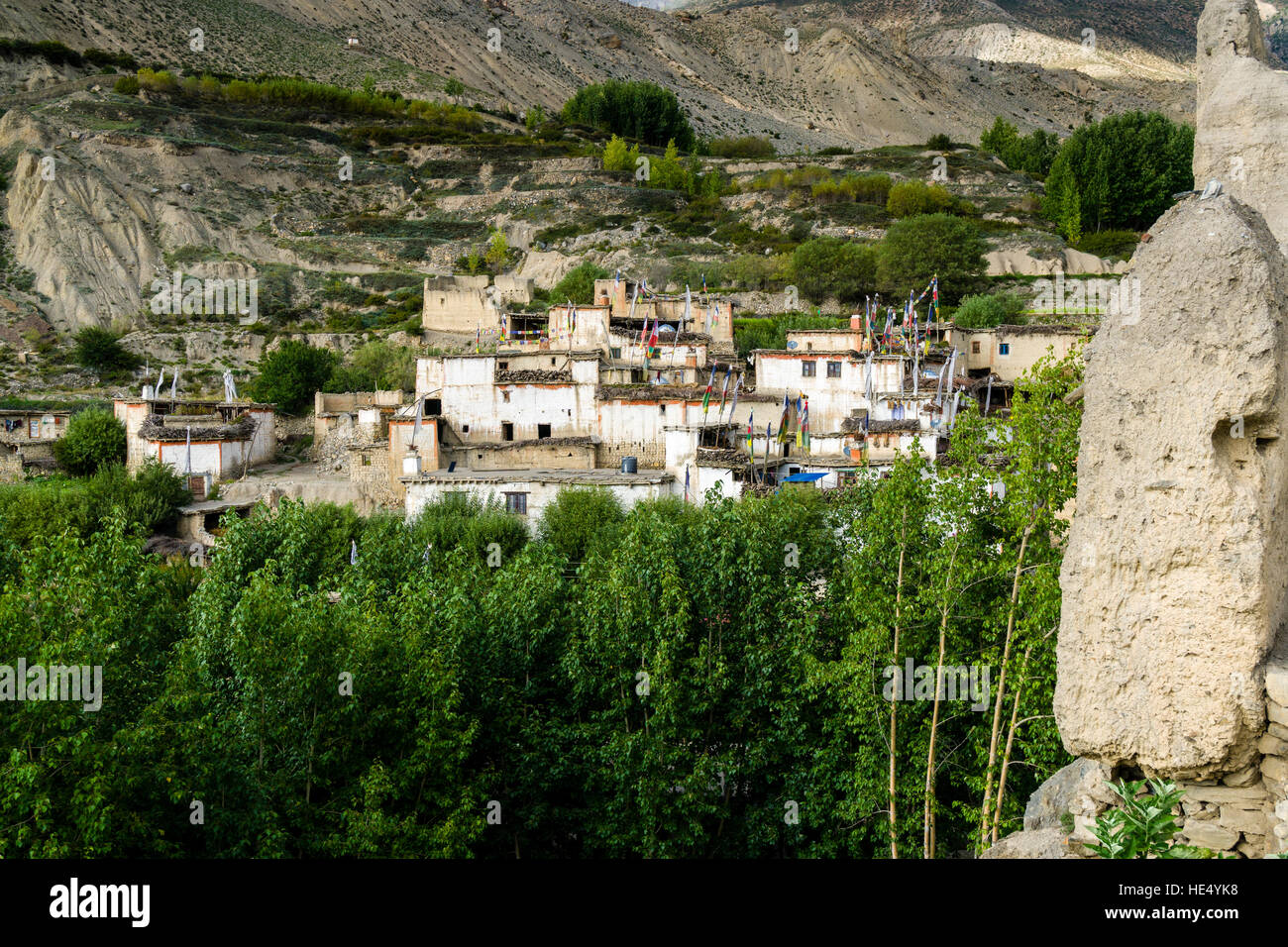 Las casas de piedra de la aldea están situados en la ladera de la montaña Foto de stock