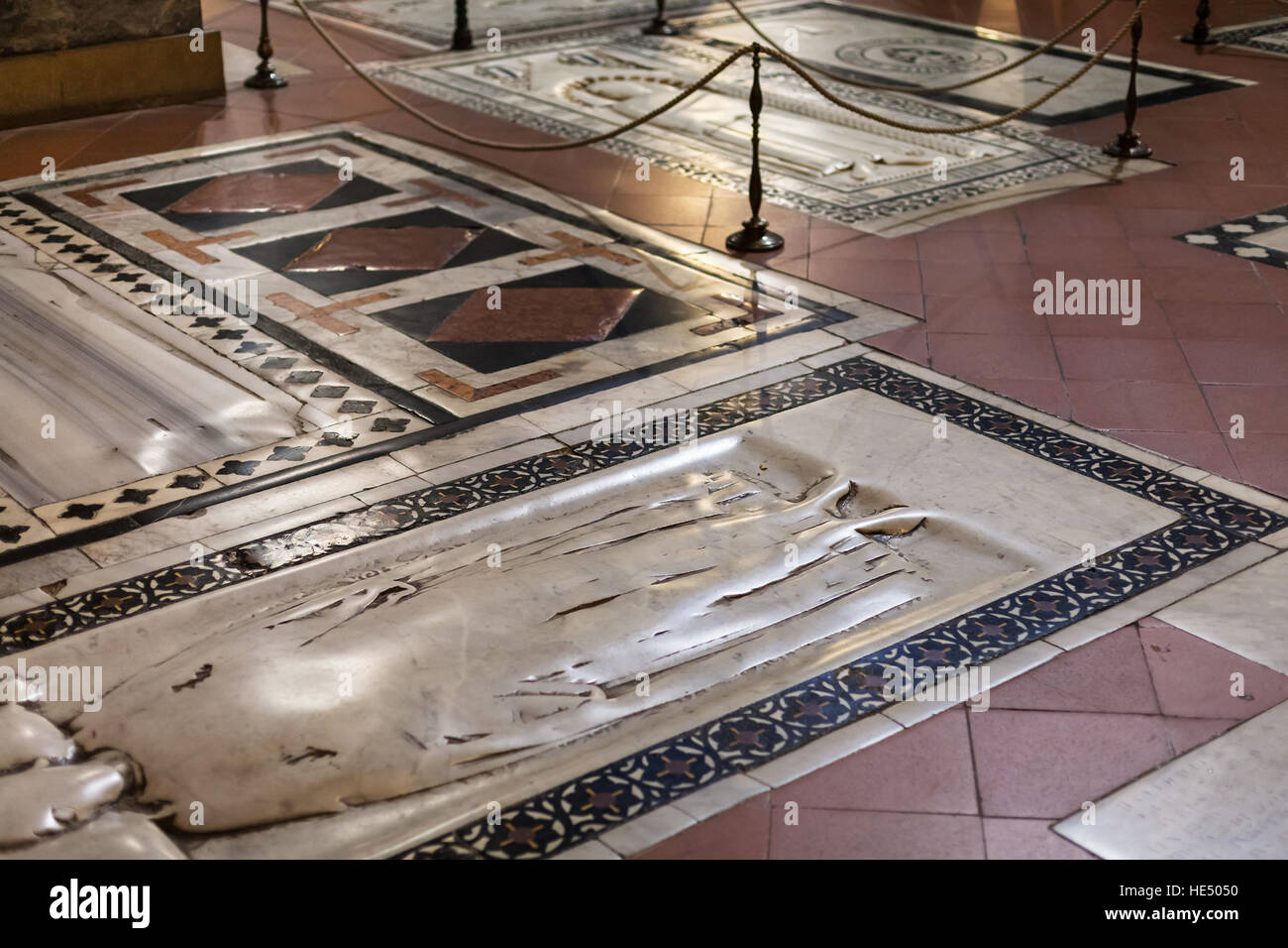 Florencia, Italia - 6 de noviembre de 2016: tumbas en el piso de la  Basílica di Santa