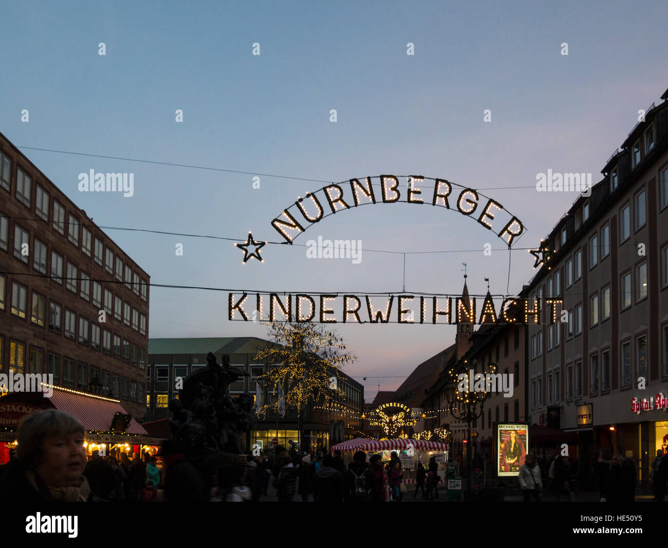 Mercado de Navidad de Nuremberg iluminado al anochecer Baviera Alemania UE Foto de stock