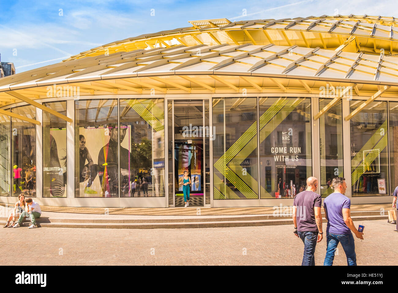 Escena en la calle en frente de la tienda de nike, Forum Les Halles  Fotografía de stock - Alamy