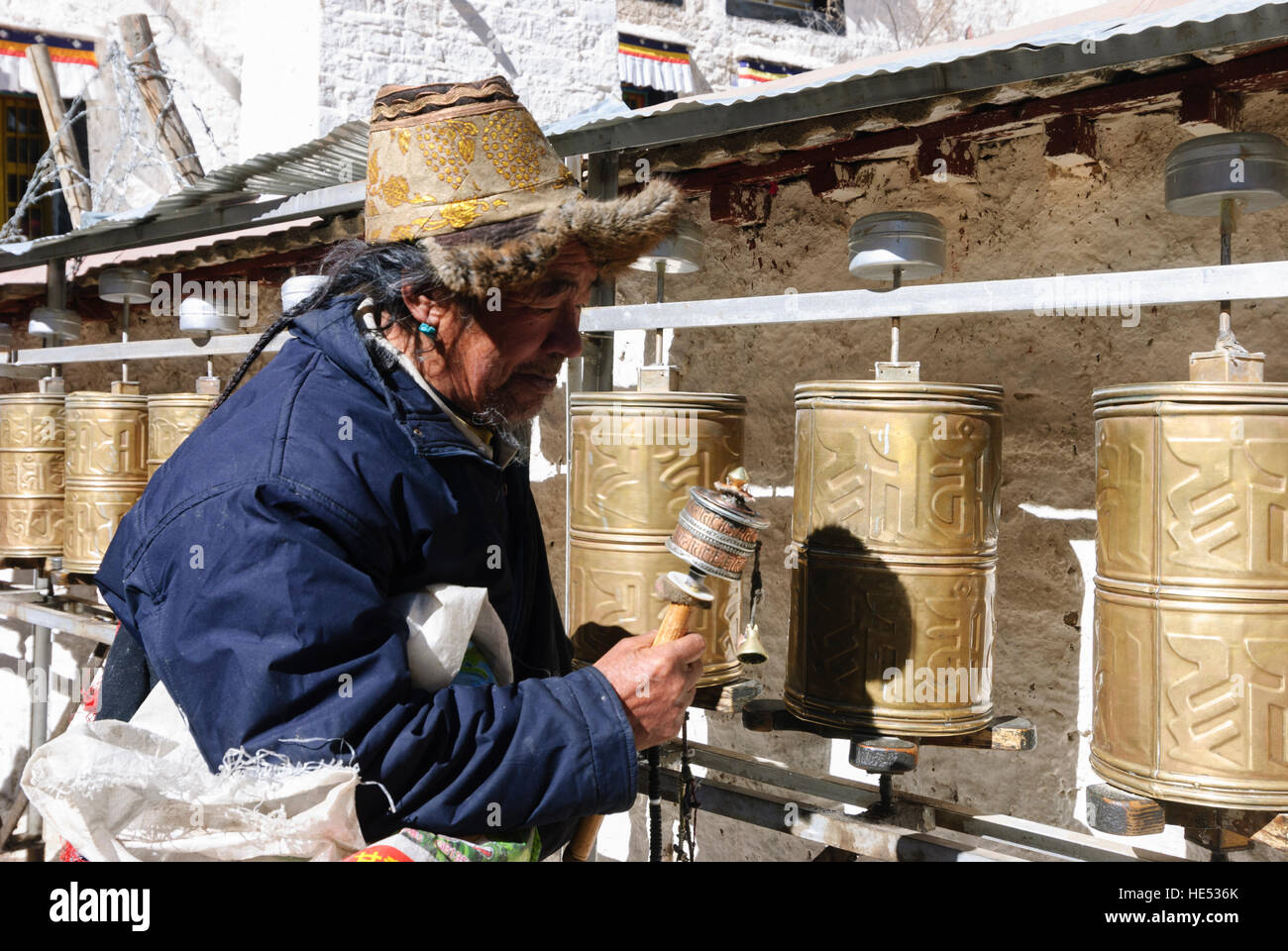 Lhasa: Monasterio Sera; con la oración tibetano rueda gira oración tambores, Tíbet, China Foto de stock