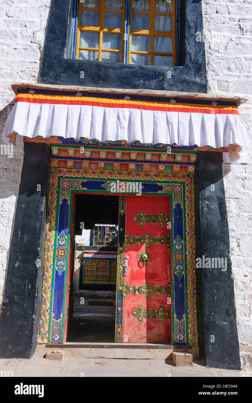 Lhasa: Kloster sueros; Eingang zu einem Wohnquartier der Mönche, Tíbet, China Foto de stock