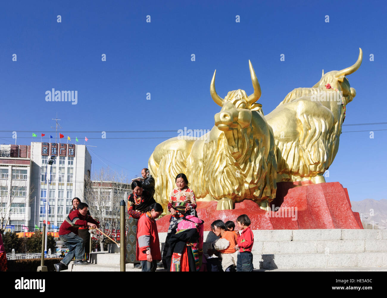 Lhasa: Golden Yaks Monumento, tibetanos, Tíbet, China Foto de stock