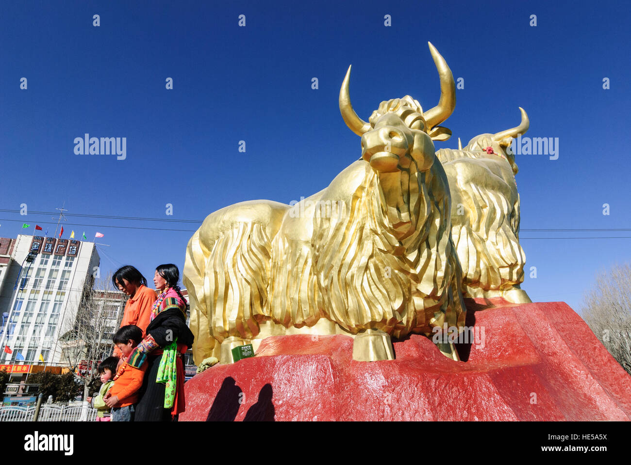 Lhasa: Golden Yaks Monumento, tibetanos, Tíbet, China Foto de stock