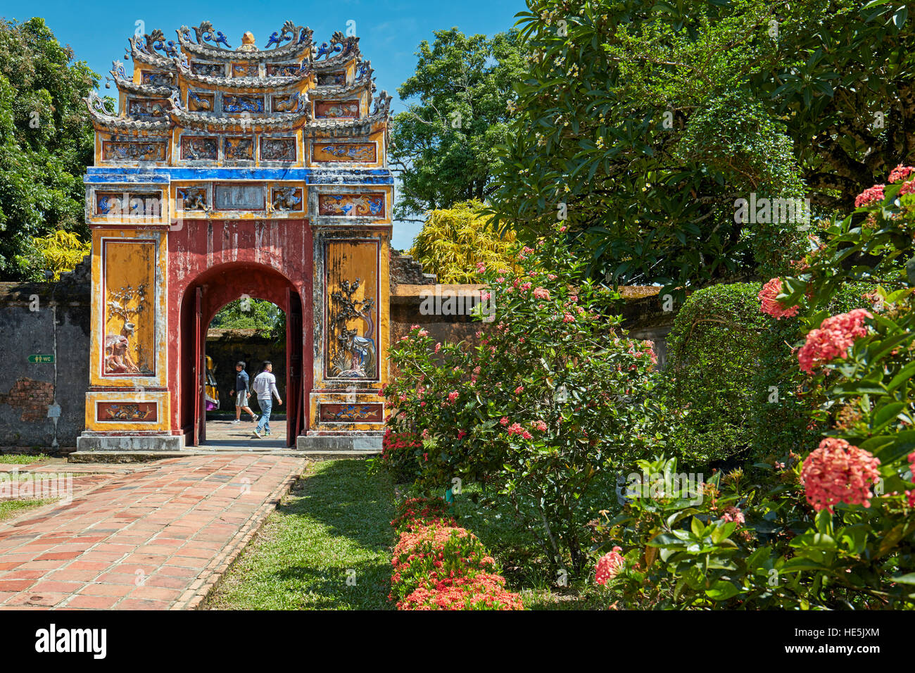 Puerta de entrada al templo a Hung mieu. Ciudad Imperial (La Ciudadela), Hue, Vietnam. Foto de stock