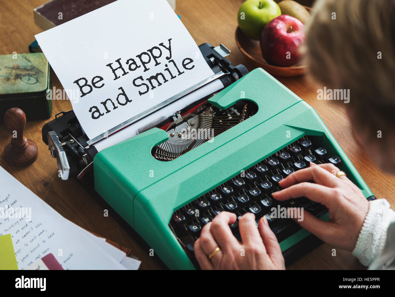 Ser el pensamiento positivo feliz sonrisa concepto Foto de stock