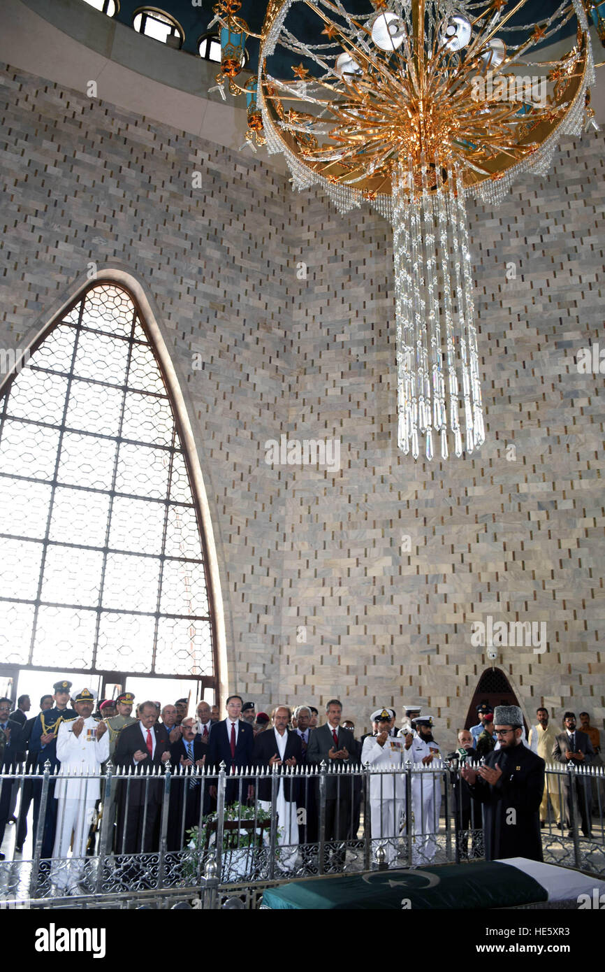 (161217) -- Karachi (Pakistán), el 17 de diciembre, 2016 (Xinhua) -- El presidente paquistaní Mamnoon Hussain y otros funcionarios orar durante la ceremonia de inauguración de una araña recién instalada en la región de Mazar-e-Quaid en la meridional ciudad portuaria pakistaní de Karachi, el 17 de diciembre de 2016. La nueva lámpara de araña representando China-Pakistan amistad el Sábado fue instalada en la región de Mazar-e-Quaid, o el mausoleo del fundador de Pakistán, Muhammad Ali Jinnah, en Karachi, Pakistán, para sustituir a la dada por el gobierno chino hace 46 años. (Xinhua/Masroor) Foto de stock