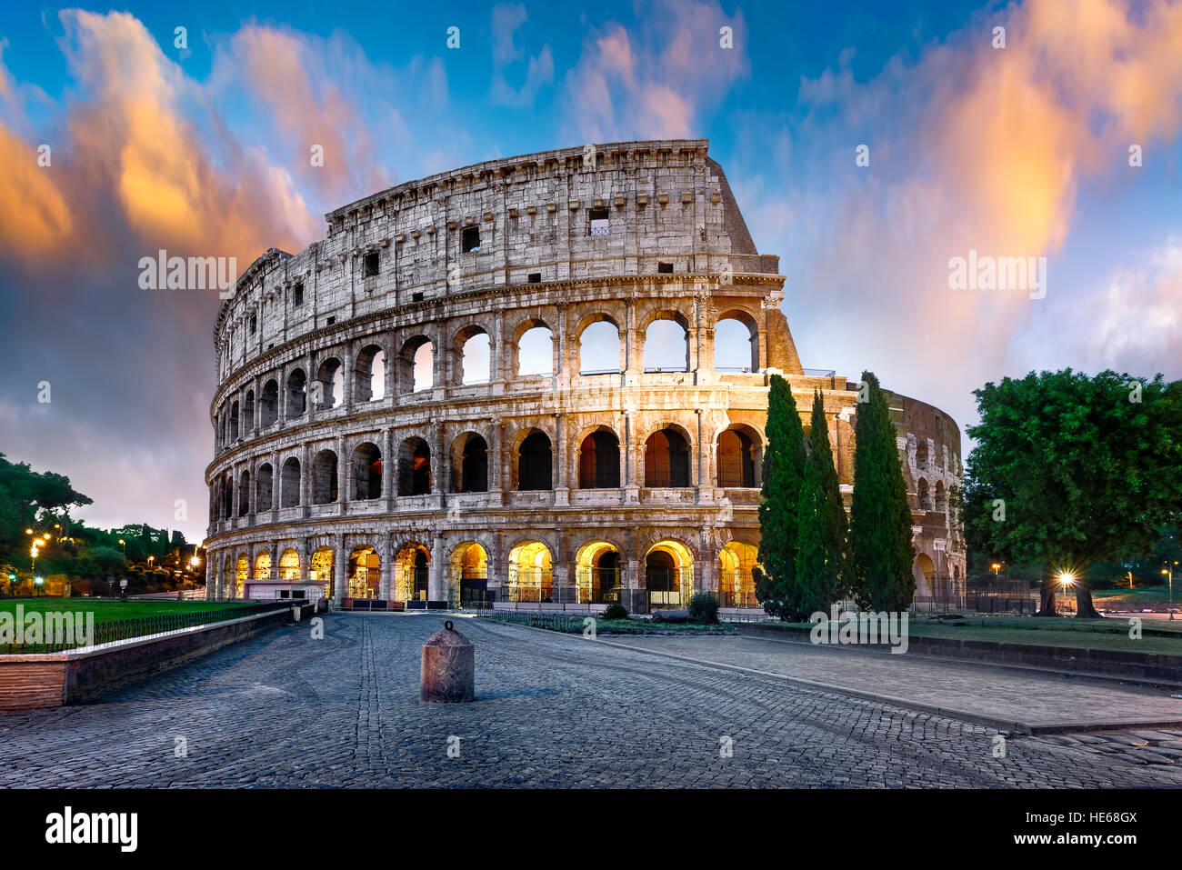 Coliseo de Roma al atardecer con luces, Italia Foto de stock