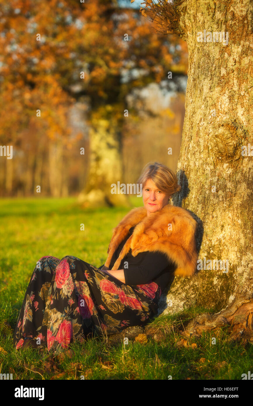 Edad media señora waring vintage fox fur Foto de stock