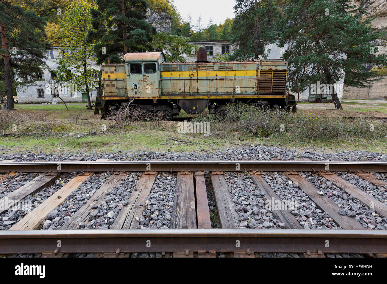 Vías ferroviarias rusas abandonadas y locomotoras de la era soviética, en Georgia, Cáucaso Foto de stock