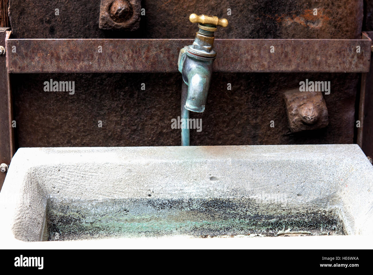 Grifo de agua en desuso y hundirse en la mina de oro de Beaconsfield retirada Foto de stock