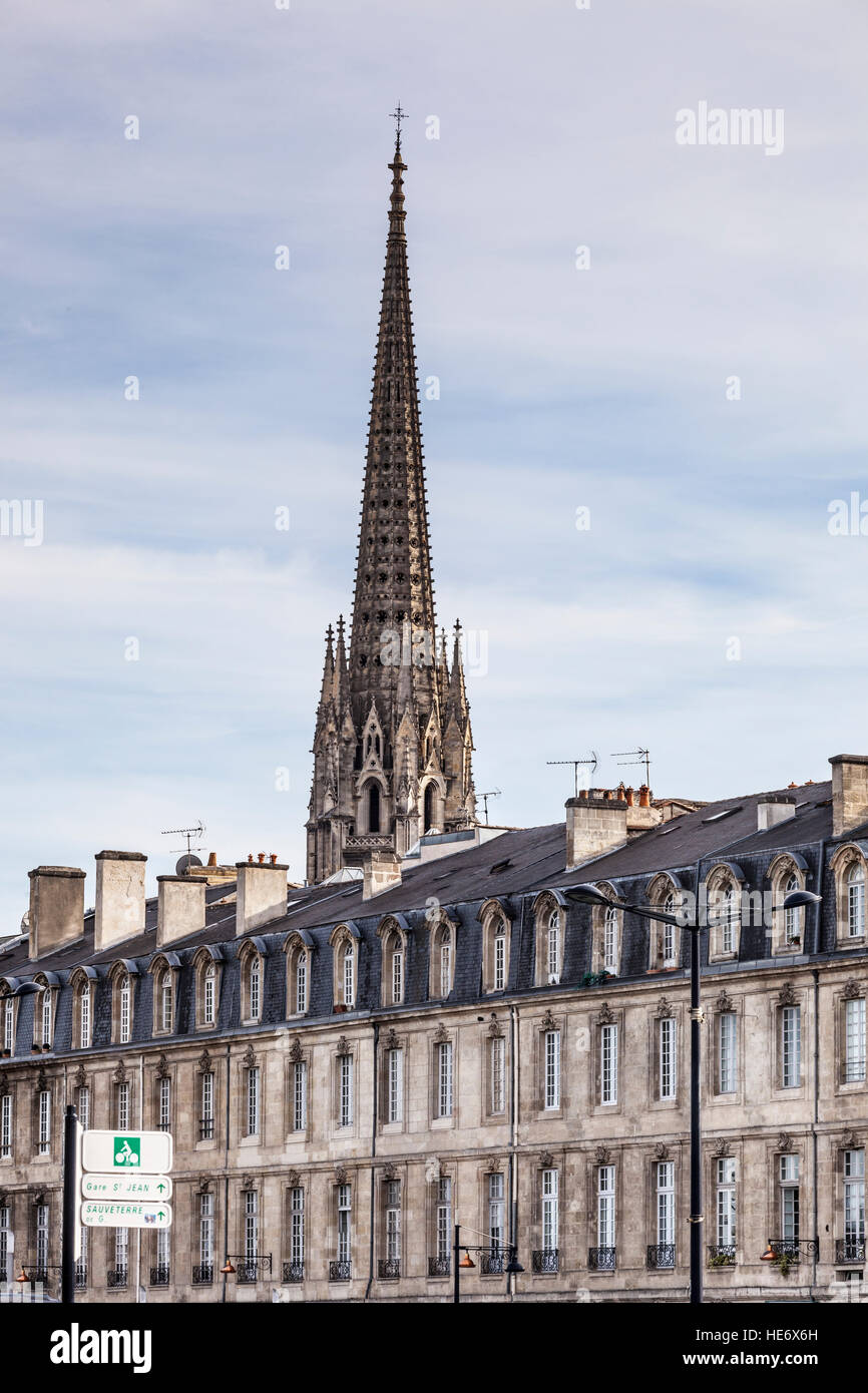 Las fachadas típicas y la Fleche Saint Michel en Burdeos, Francia. Foto de stock
