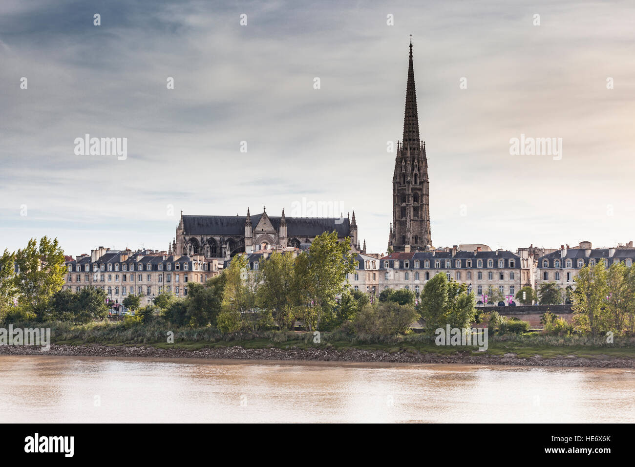 Las fachadas típicas y la Fleche Saint Michel en Burdeos, Francia. Foto de stock