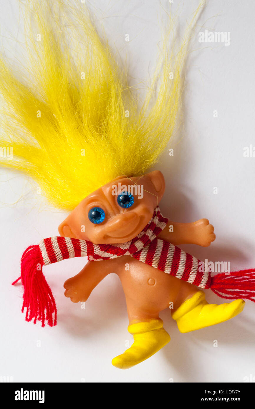 muñeca troll con pelo largo amarillo y ojos azules bufanda a rayas rojas y  blancas y botas amarillas Fotografía de stock - Alamy