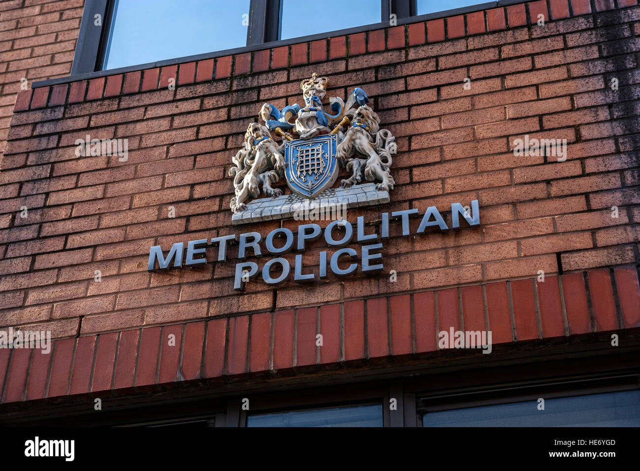 La policía metropolitana Crest en Comisaría fachada Foto de stock