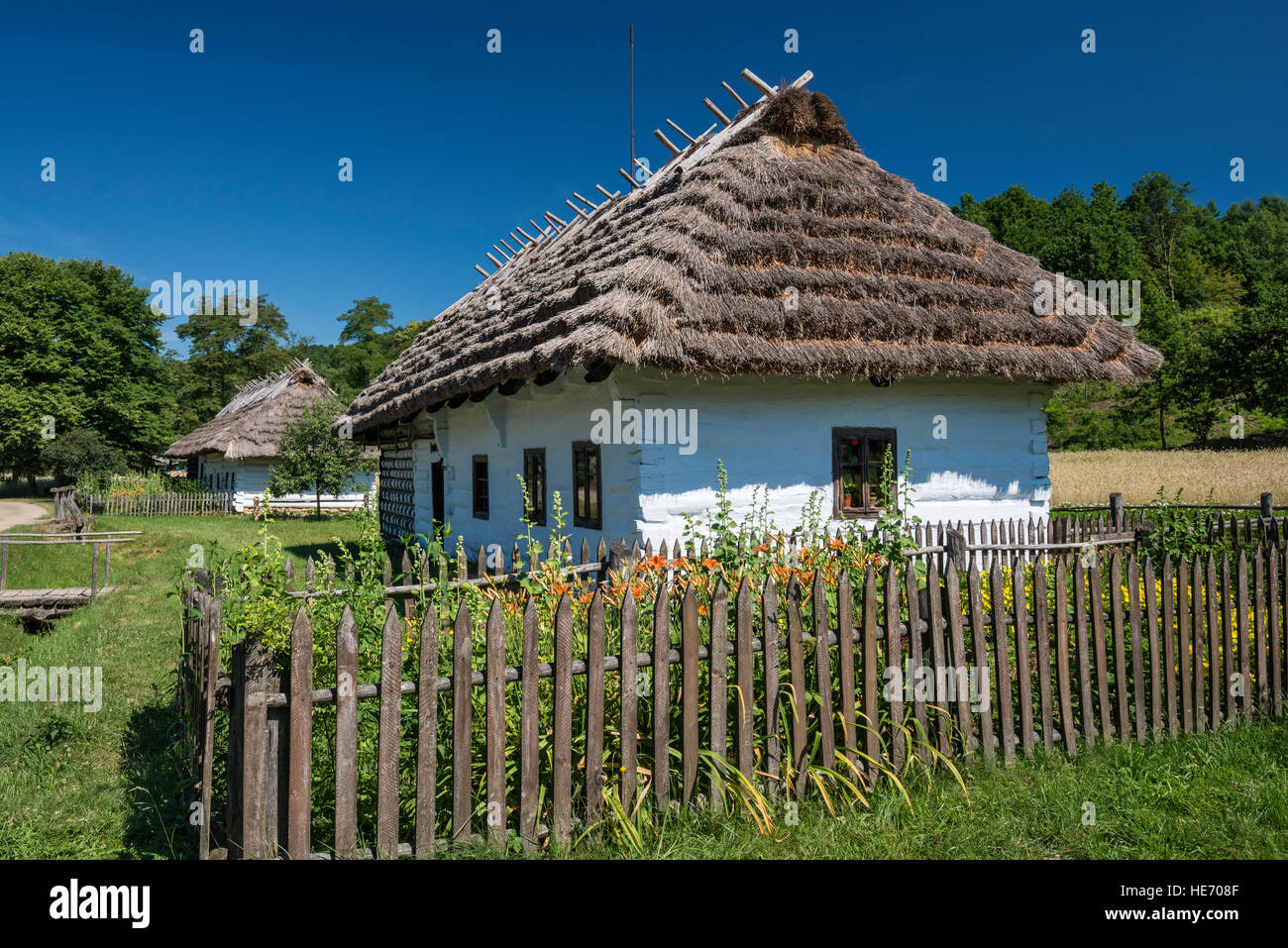 Alquería del alfarero, 1866, desde Rzepiennik Pogorzanie Strzyzewski, grupo étnico, museo de arquitectura rural en Sanok, Polonia Foto de stock