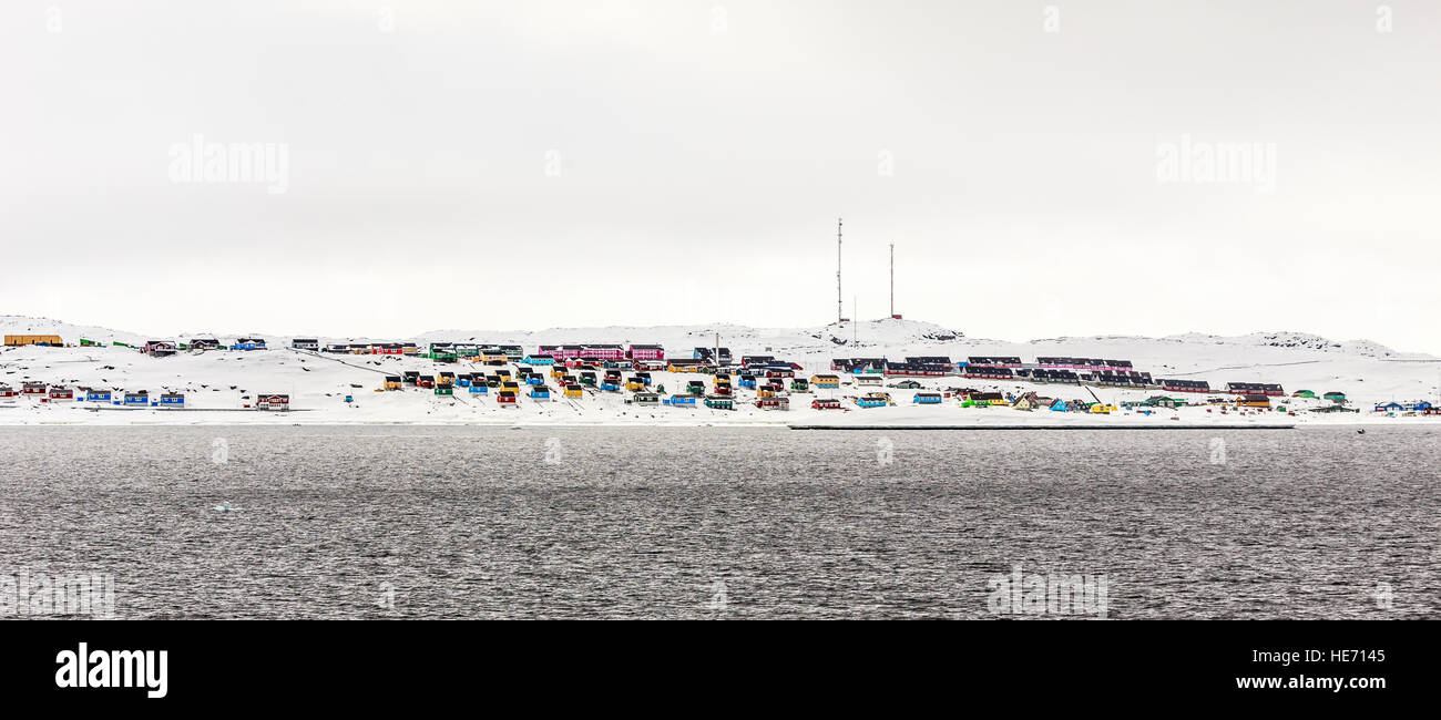 Aasiaat colorida ciudad en el norte de Groenlandia, mayo de 2015 Foto de stock