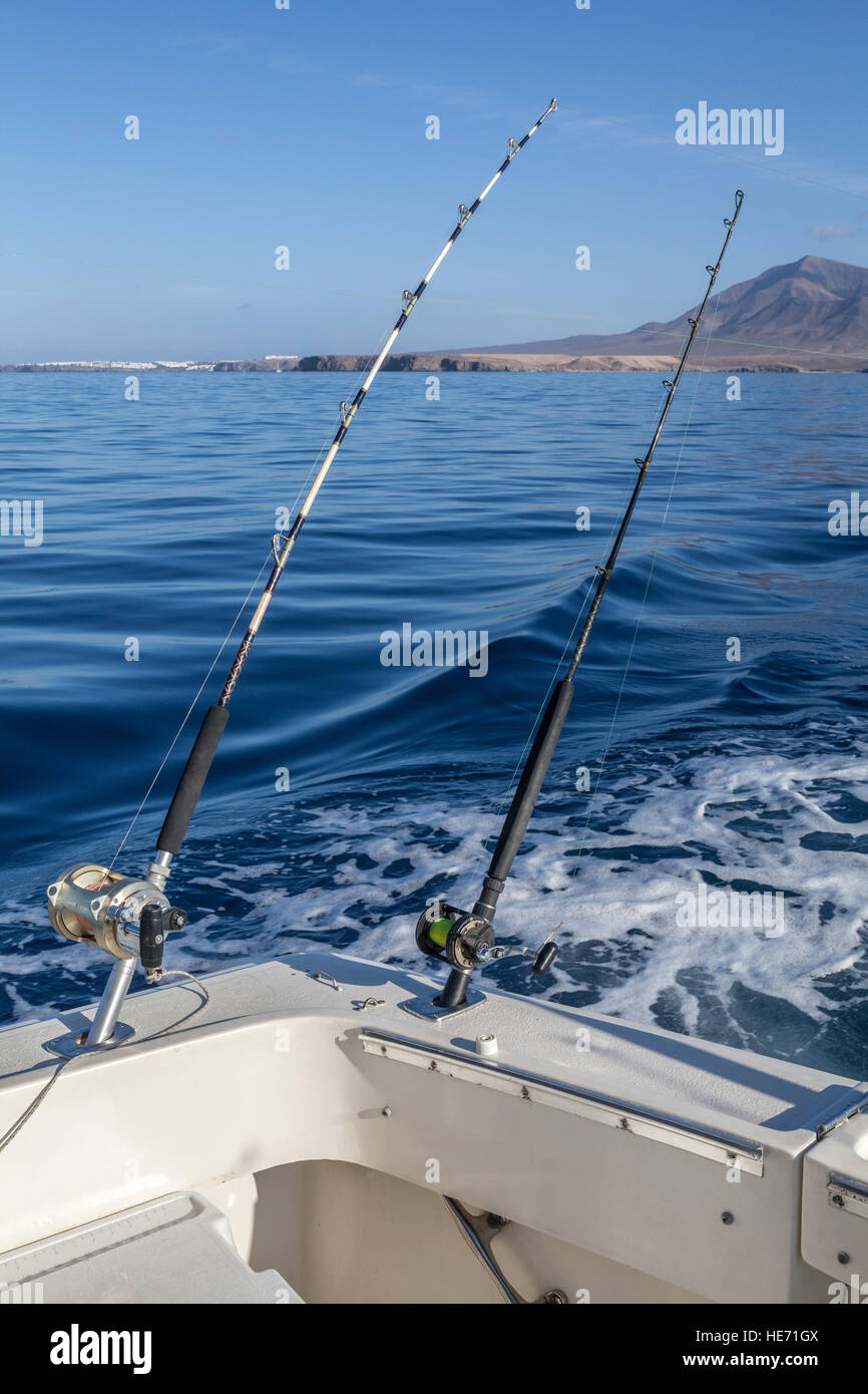 Pesca de caña de barco en el soporte de la caña. Pesca de caza. Patrones de  cañas y carretes de pesca en el barco. Cañas de pescar en el mar y carretes