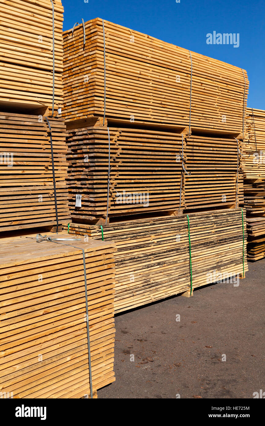 Pila de tableros de madera en la serrería Foto de stock