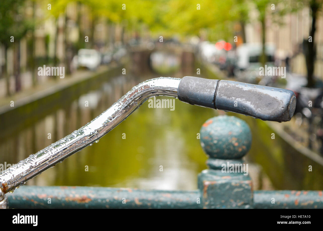Cerca de una bicicleta estacionada en un puente en Amsterdam Foto de stock