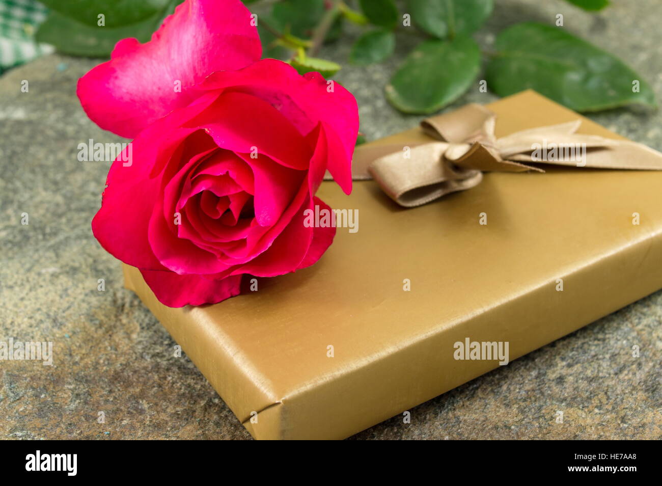 Rosa roja en la parte superior del fondo de piedra Foto de stock