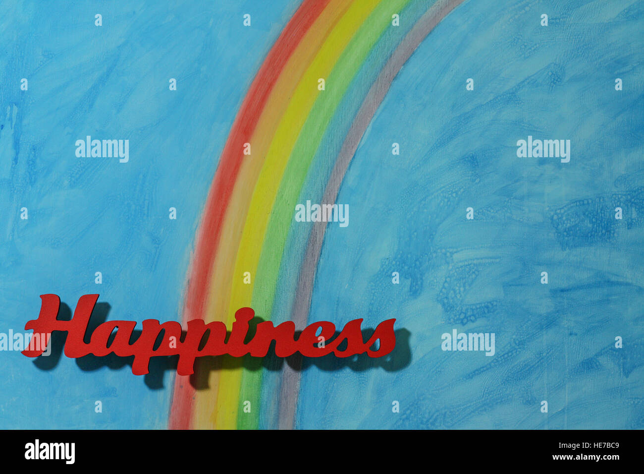 Letras rojas la ortografía de la palabra felicidad para ilustrar el concepto de alegría, feliz, el amor y el bienestar; el formato horizontal. Foto de stock