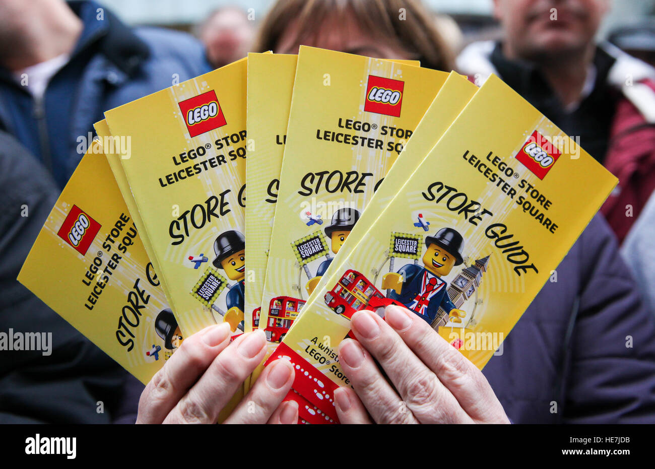 El alcalde de Londres, Sadiq Khan abre más grande del mundo Lego en Leicester Square, con modelos representativos, nueva tecnología y un amante del té de mascota. La nueva tienda cuenta