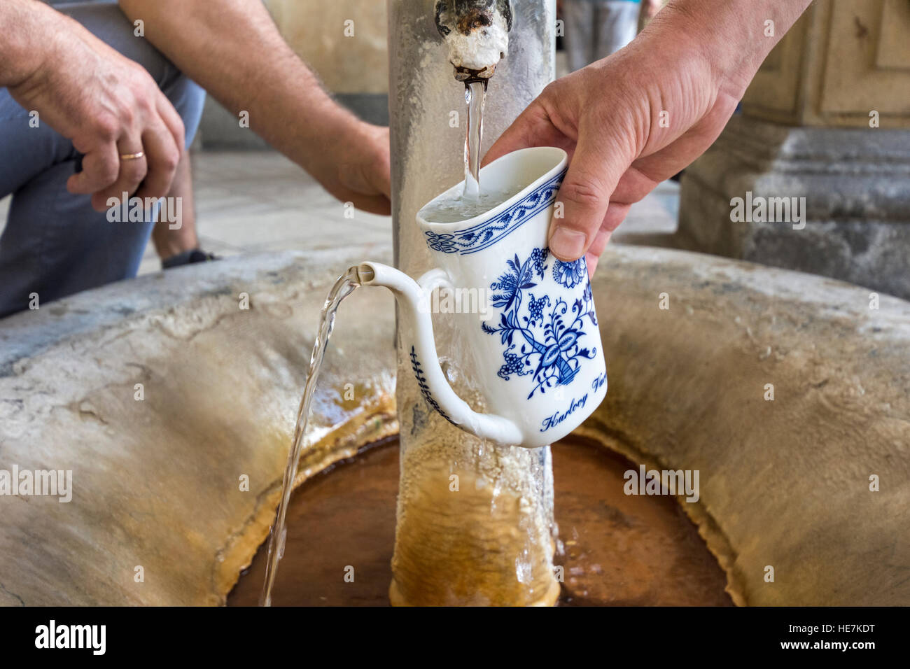 Llenar un vaso con agua termal de Karlovy Vary, República Checa Foto de stock