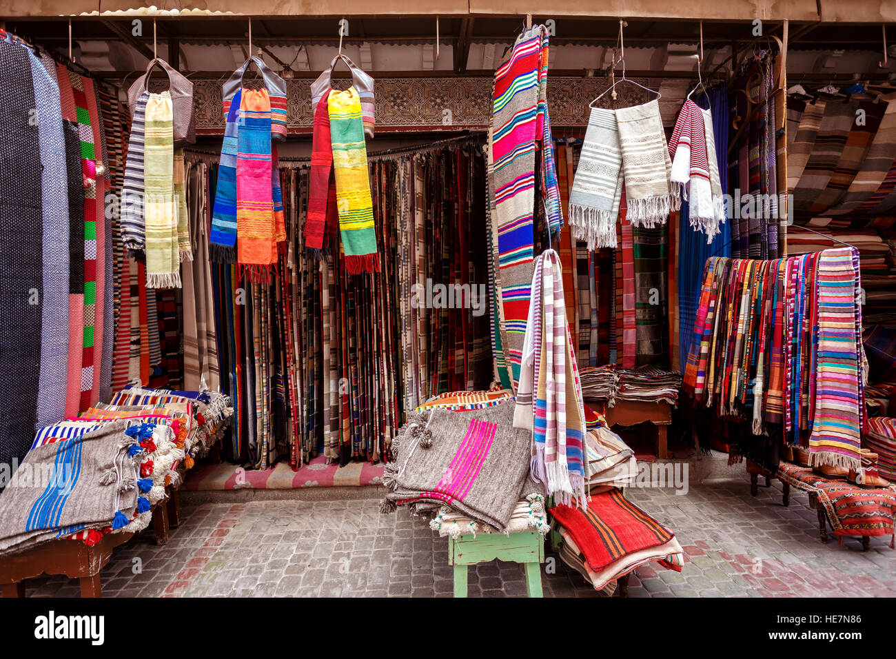 Textiles y bufanda tienda de bazar en Marrakech, Marruecos Fotografía de  stock - Alamy