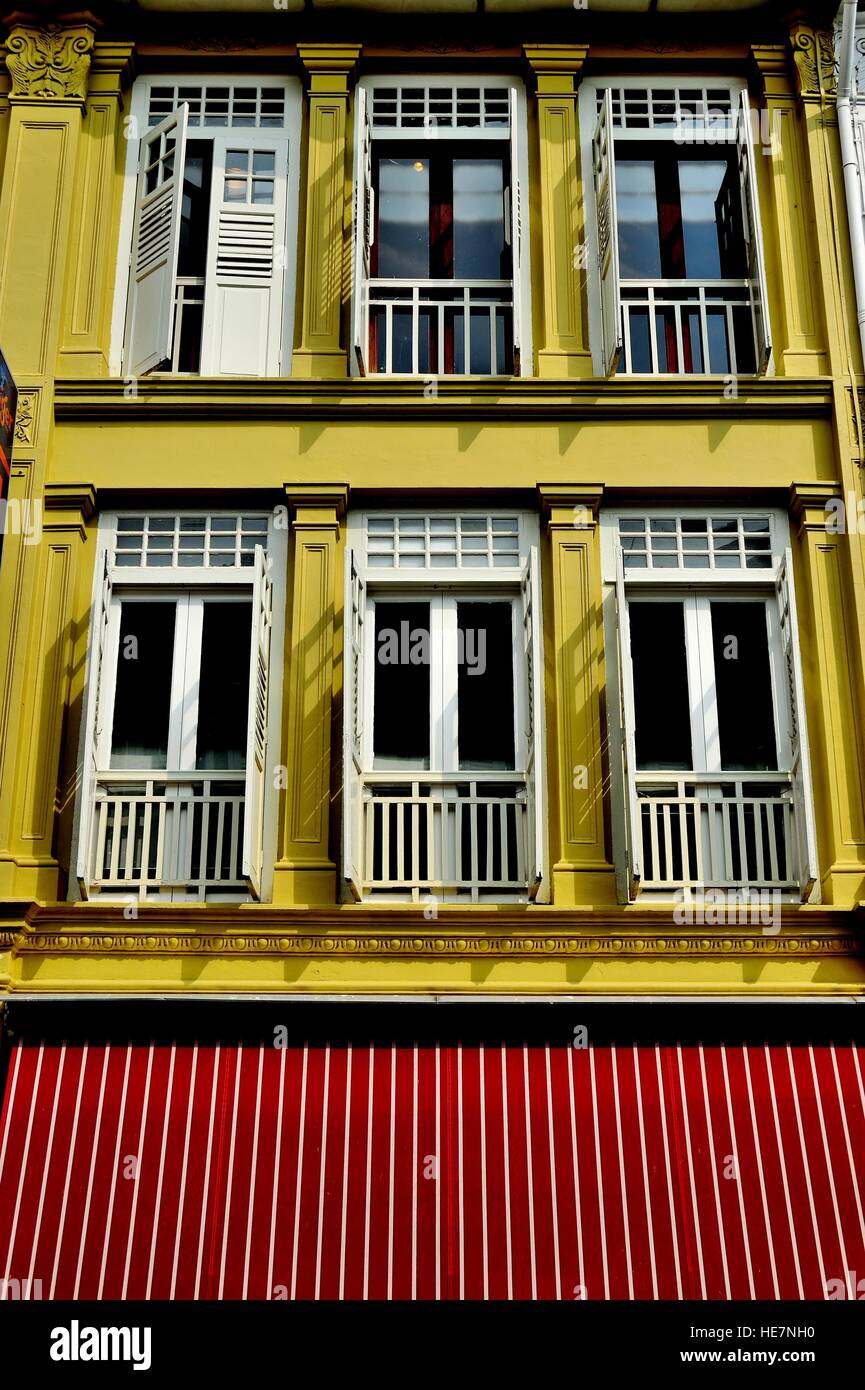 Casa con persianas y toldos rayados Foto de stock
