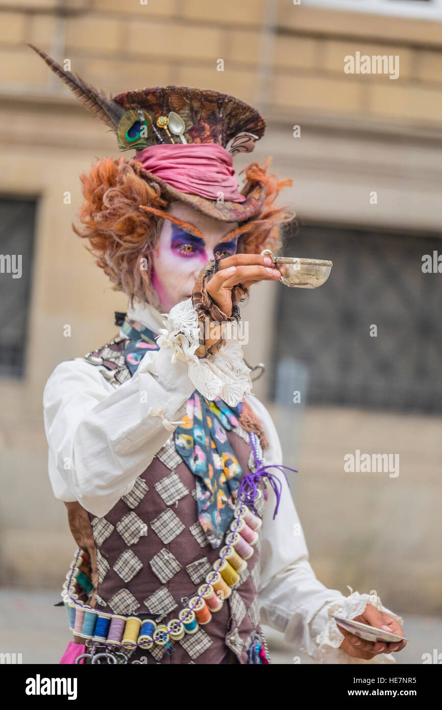 Un macho de intérprete, en la calle de Las Ramblas, en un disfraz casero  para parecerse a The Mad Hatter de Alicia en el país de las Maravillas,  bebe de su taza