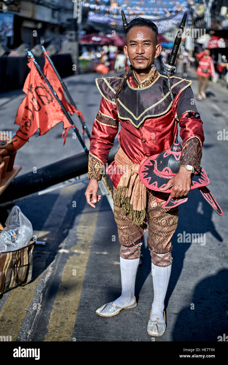 Tailandia hombre vestido con traje tradicional antigua medieval guerrero  durante un festival callejero de Tailandia. S. E. Asia Fotografía de stock  - Alamy