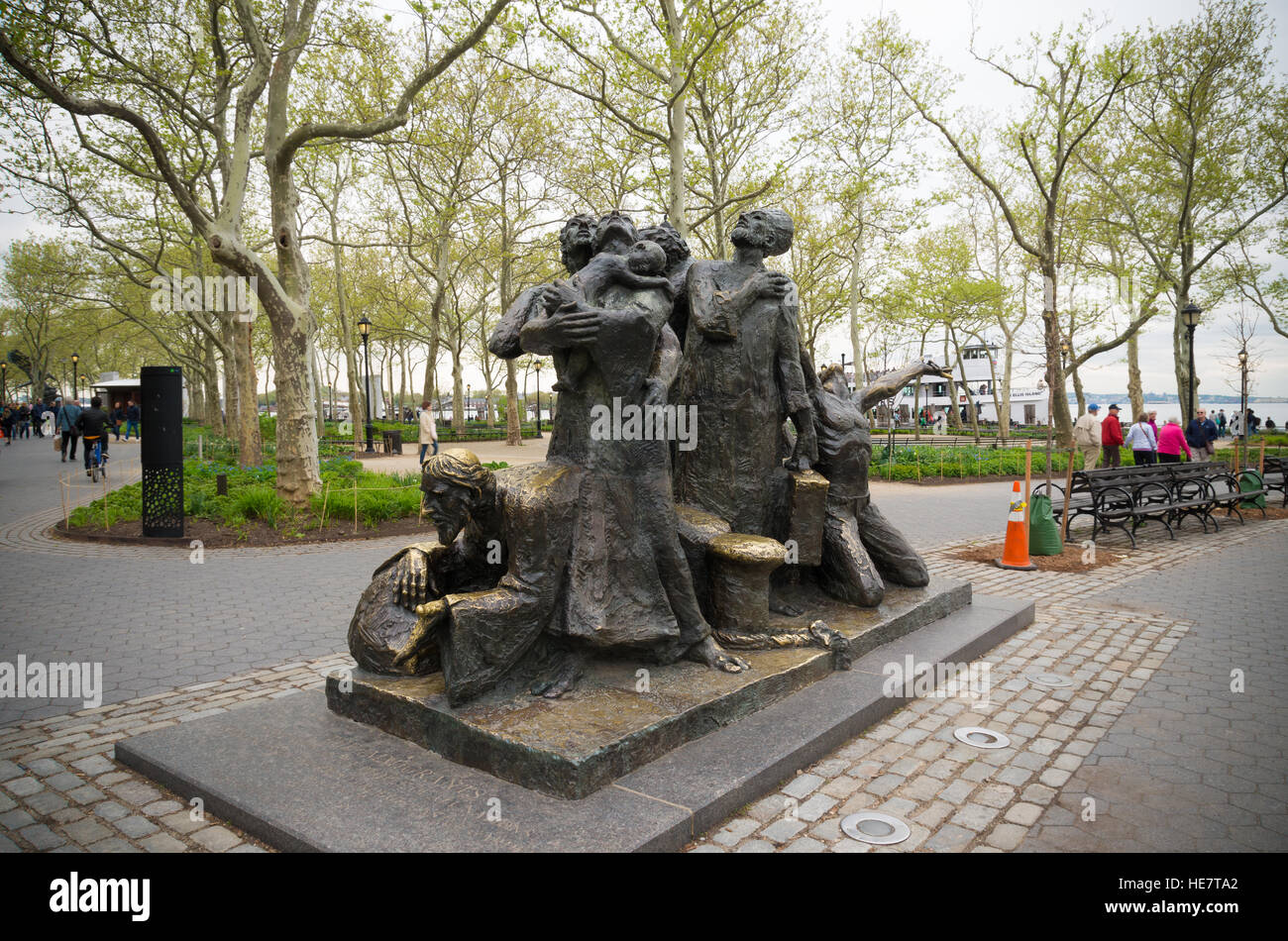 Nueva York - 27 de abril de 2016: Los inmigrantes Memorial estatua en Battery Park. Fue creado por el artista Luis Sanguino en 1973 y dedicado a los inmigrantes que Foto de stock
