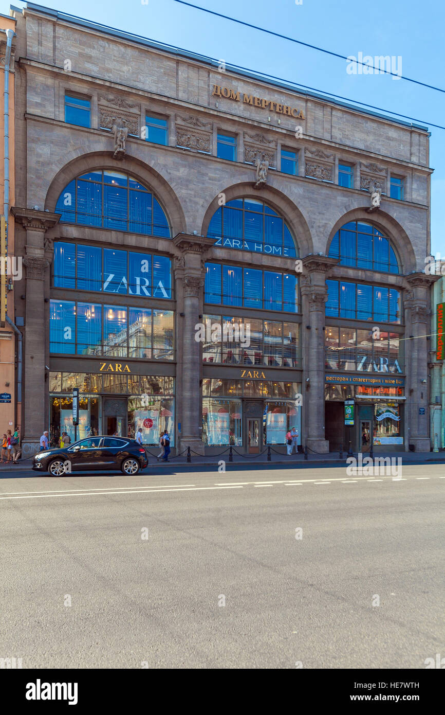San Petersburgo, Rusia - Julio 26, 2014: Los turistas vienen en la casa  comercial de Mertens, ahora la tienda insignia de la marca Zara Fotografía  de stock - Alamy
