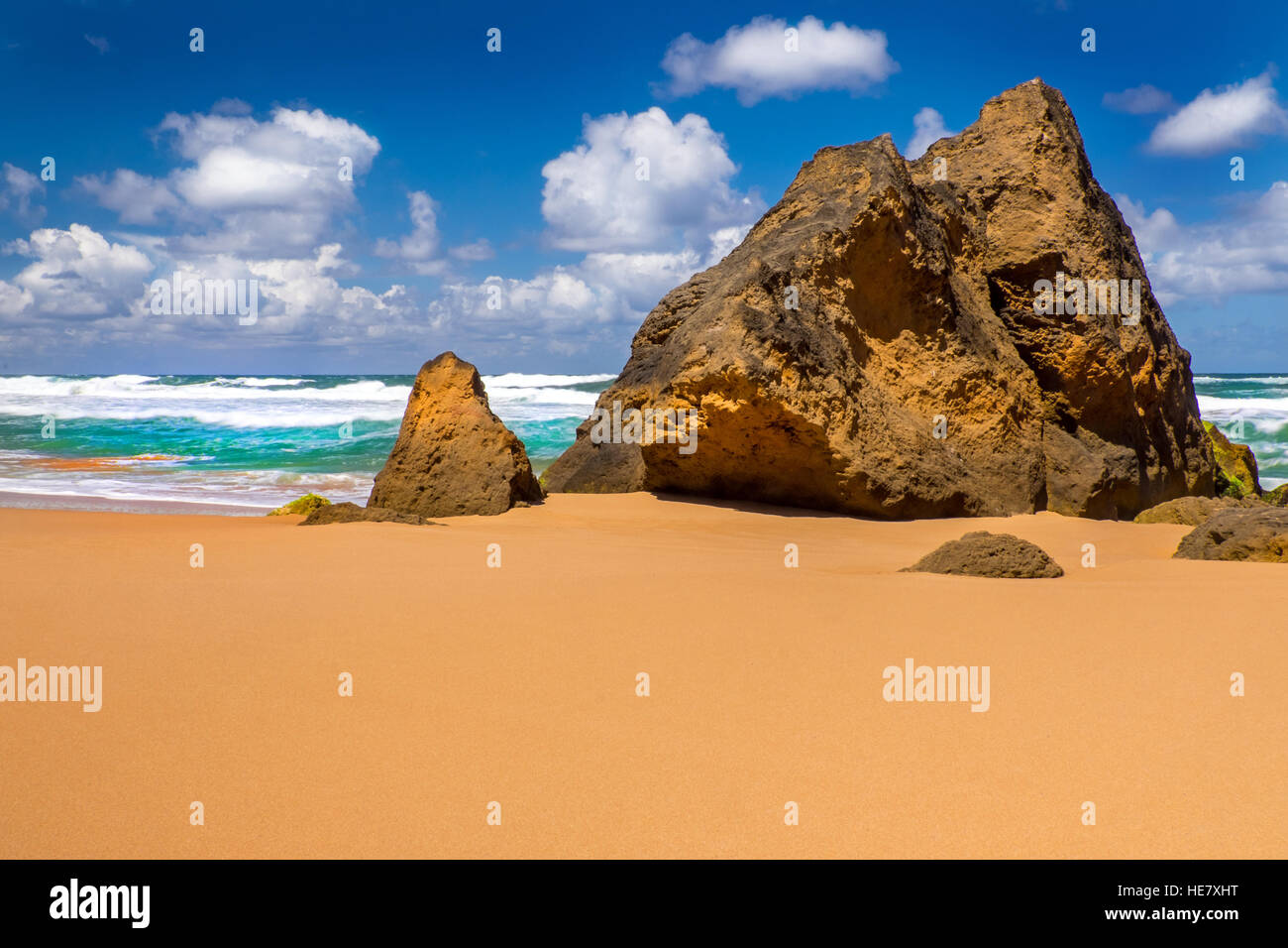 Una gran extensión de arena con rocas y cielos azules en Australia el Great Ocean Road Foto de stock