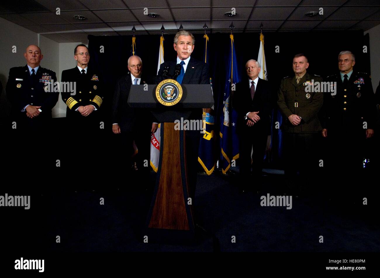 El Presidente de Estados Unidos, George W. Bush, habla con la prensa tras celebrar reuniones militares estratégicas en el Pentágono el 29 de noviembre de 2007 en Washington, DC. Foto de stock