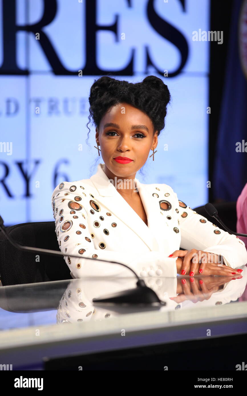 Músico Janelle Monae, habla con la prensa durante una conferencia de prensa para el próximo filme cifras ocultas en el Centro Espacial Kennedy sitio Prensa Auditorio Diciembre 12, 2016 en Merritt Island, Florida. La película está basada en la mujer afroamericana que trabajaron en el proyecto de la NASA misiones de mercurio en 1962. Foto de stock